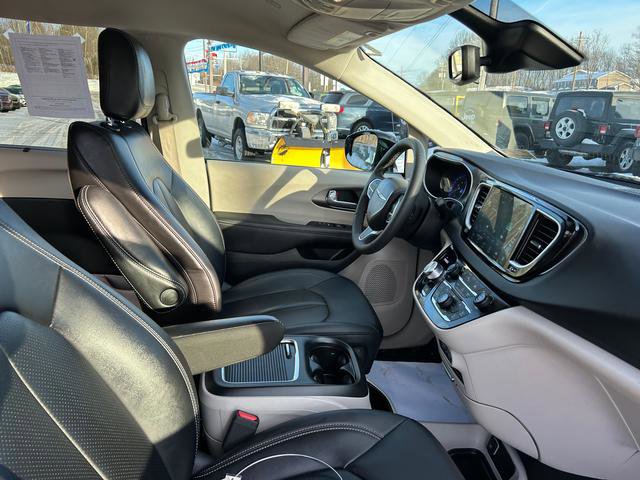 Certified 2024 Chrysler Pacifica Touring-L image 23
