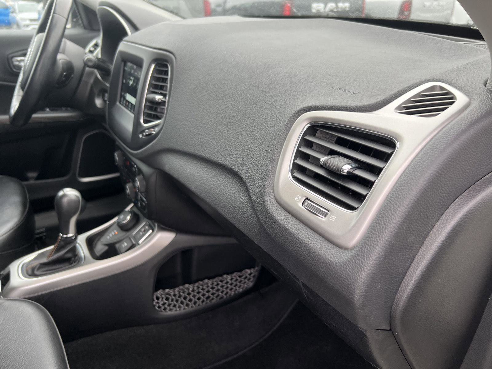 Used 2020 Jeep Compass Latitude image 36