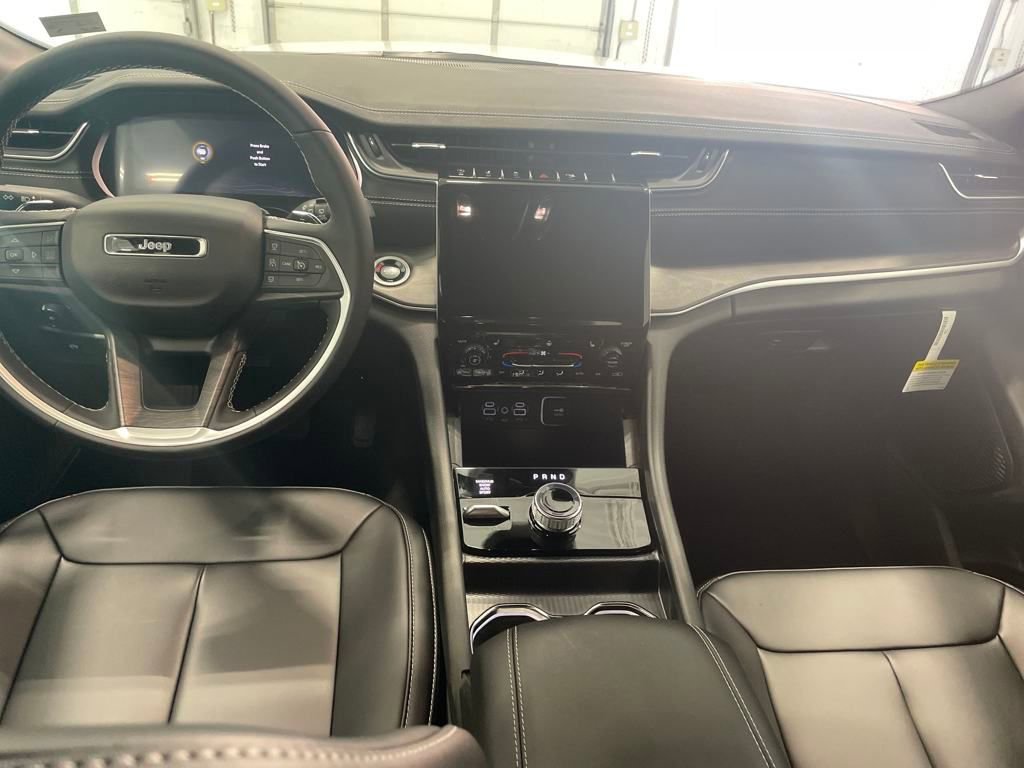 Used 2025 Jeep Grand Cherokee L Limited w/ Black Appearance Package image 7