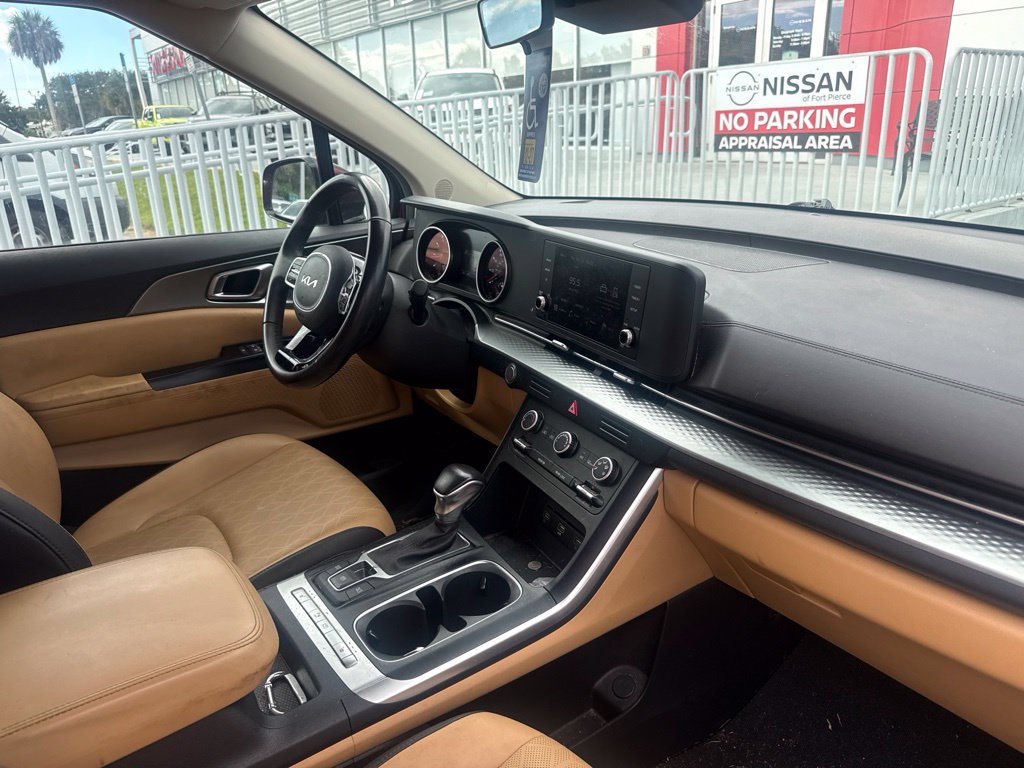 Used 2023 Kia Carnival LX FWD image 12