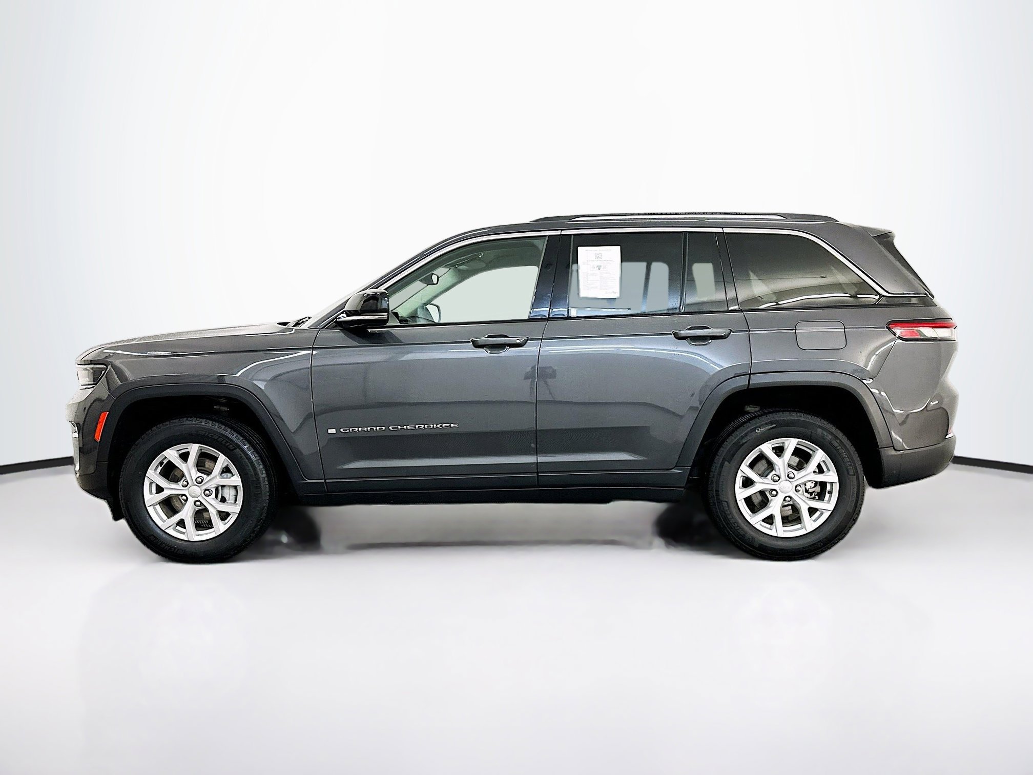 Used 2023 Jeep Grand Cherokee Limited w/ Trailer Tow Prep Group (B) AWD/4WD image 4