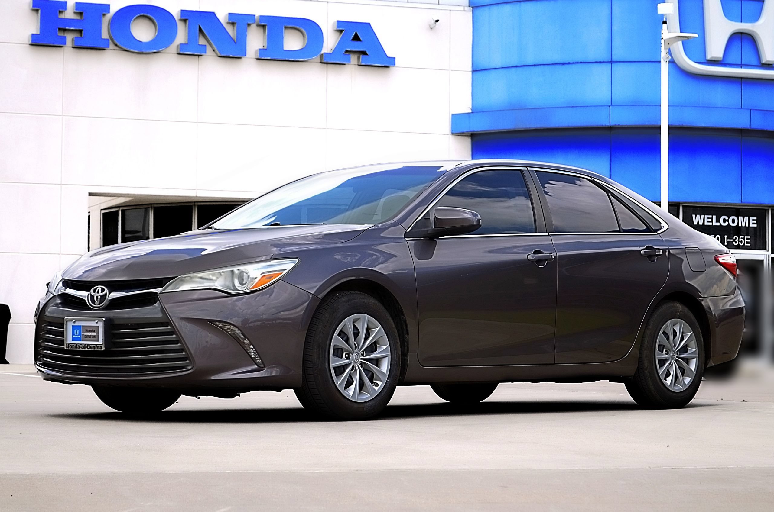 Used 2016 Toyota Camry LE FWD image 1