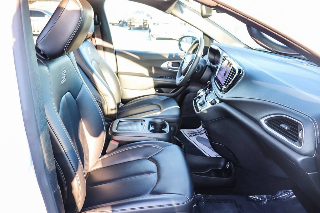 Used 2024 Chrysler Pacifica Limited FWD image 19