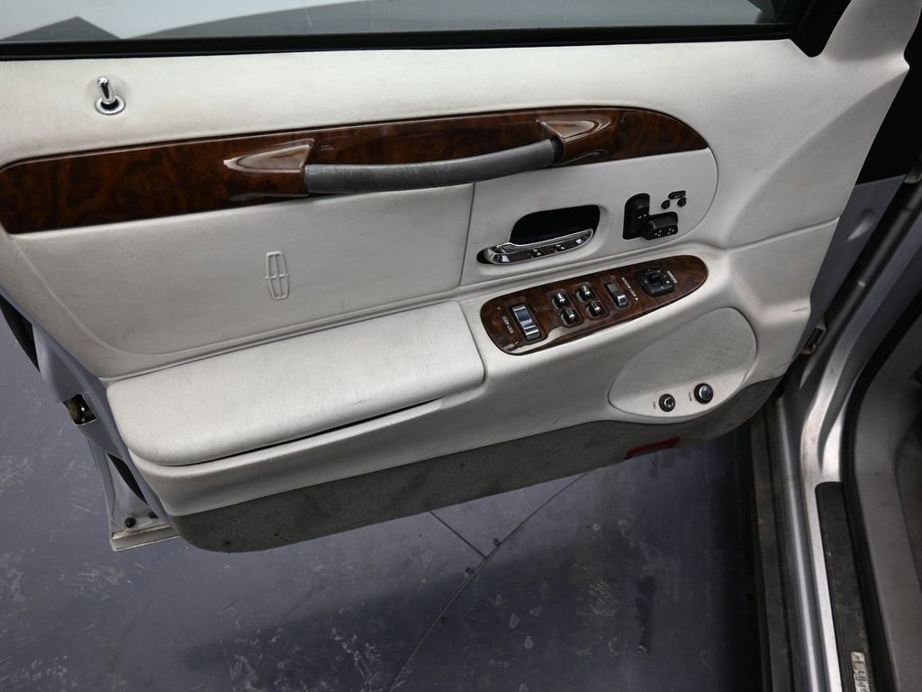 Used 2002 Lincoln Town Car Signature image 9