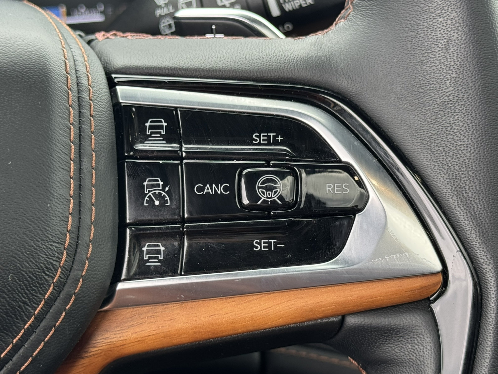 Used 2024 Jeep Grand Cherokee Summit AWD/4WD image 37