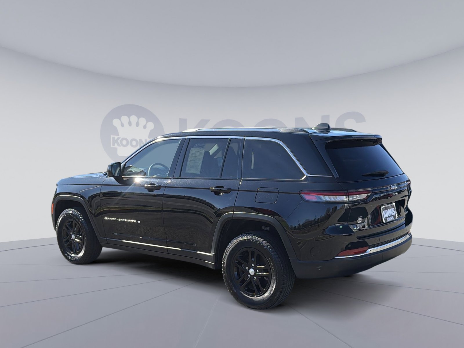 Used 2023 Jeep Grand Cherokee Laredo w/ Luxury Tech Group I image 4