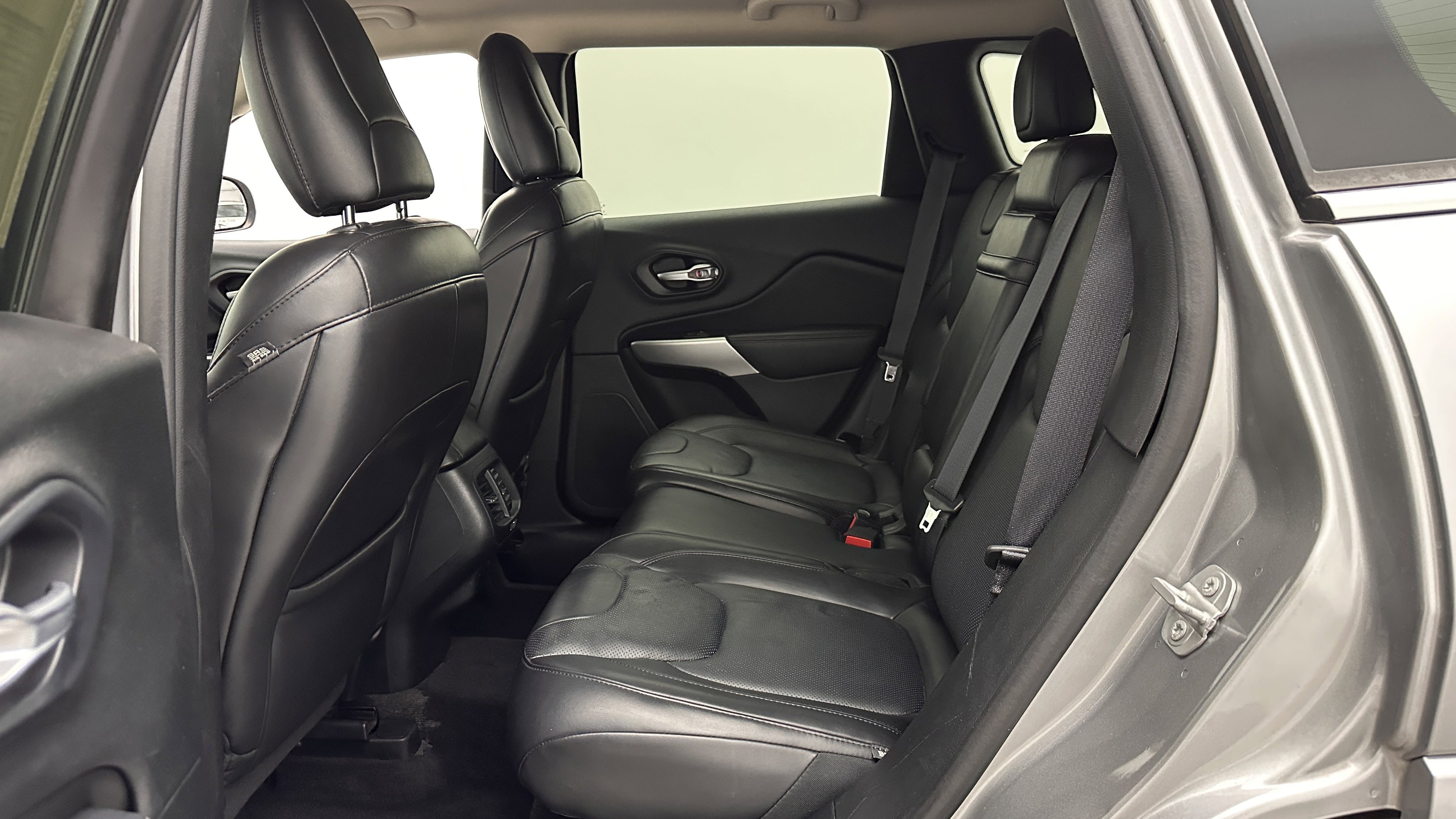 Used 2016 Jeep Cherokee Overland FWD image 22