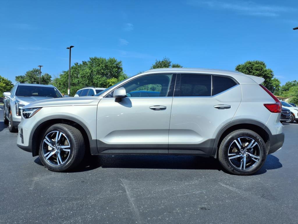 Used 2025 Volvo XC40 B5 Core image 31