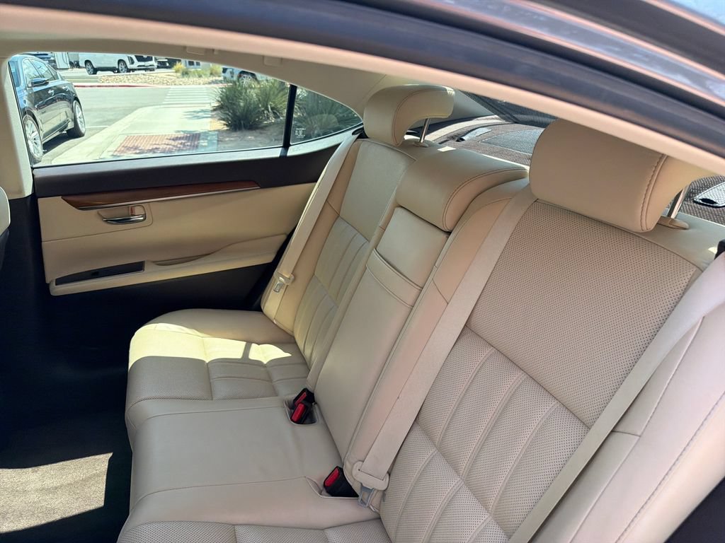 Used 2016 Lexus ES 300h w/ Luxury Package w/Wood Trim FWD image 35
