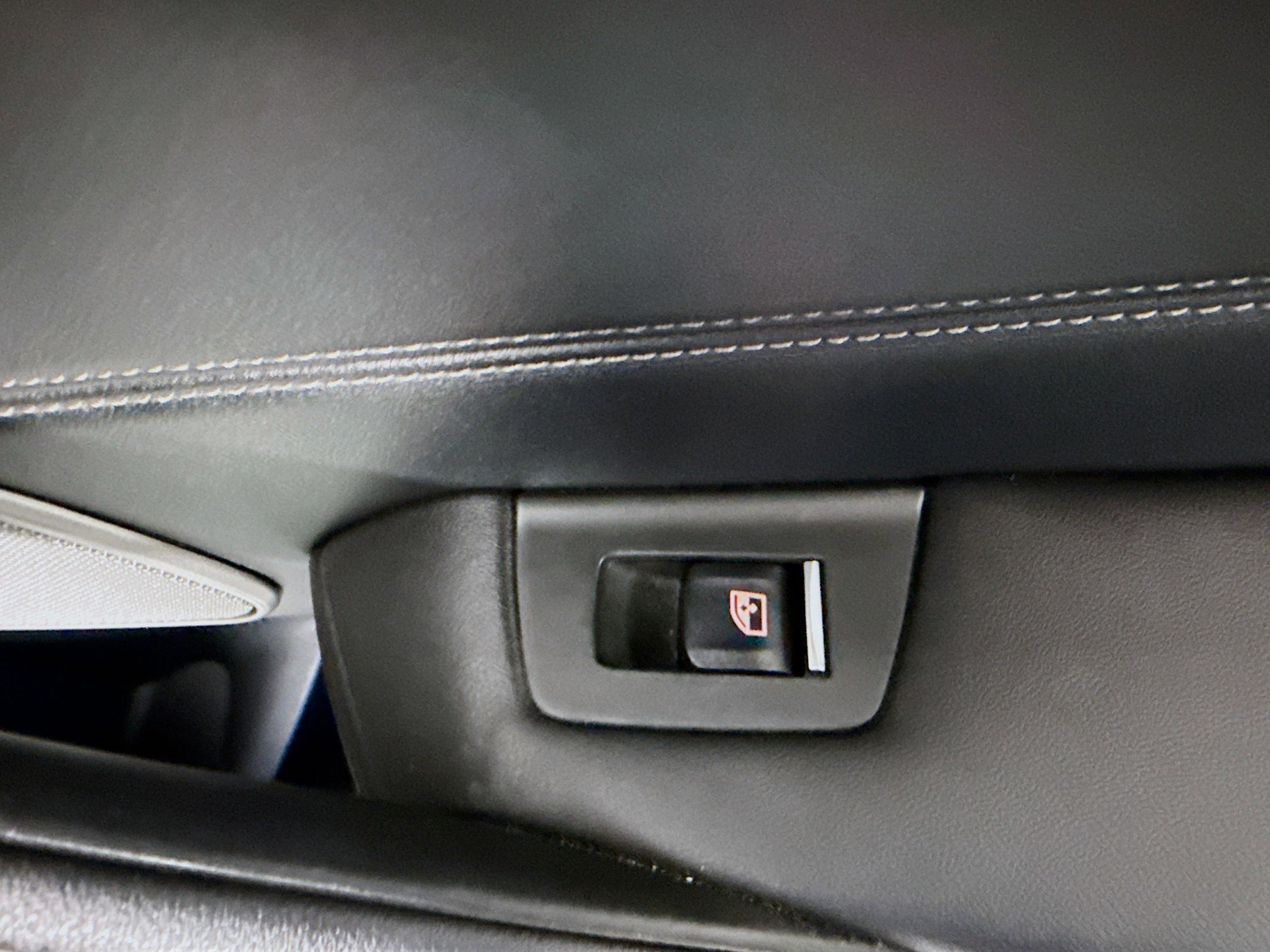 Used 2023 BMW 530e w/ M Sport Package image 31