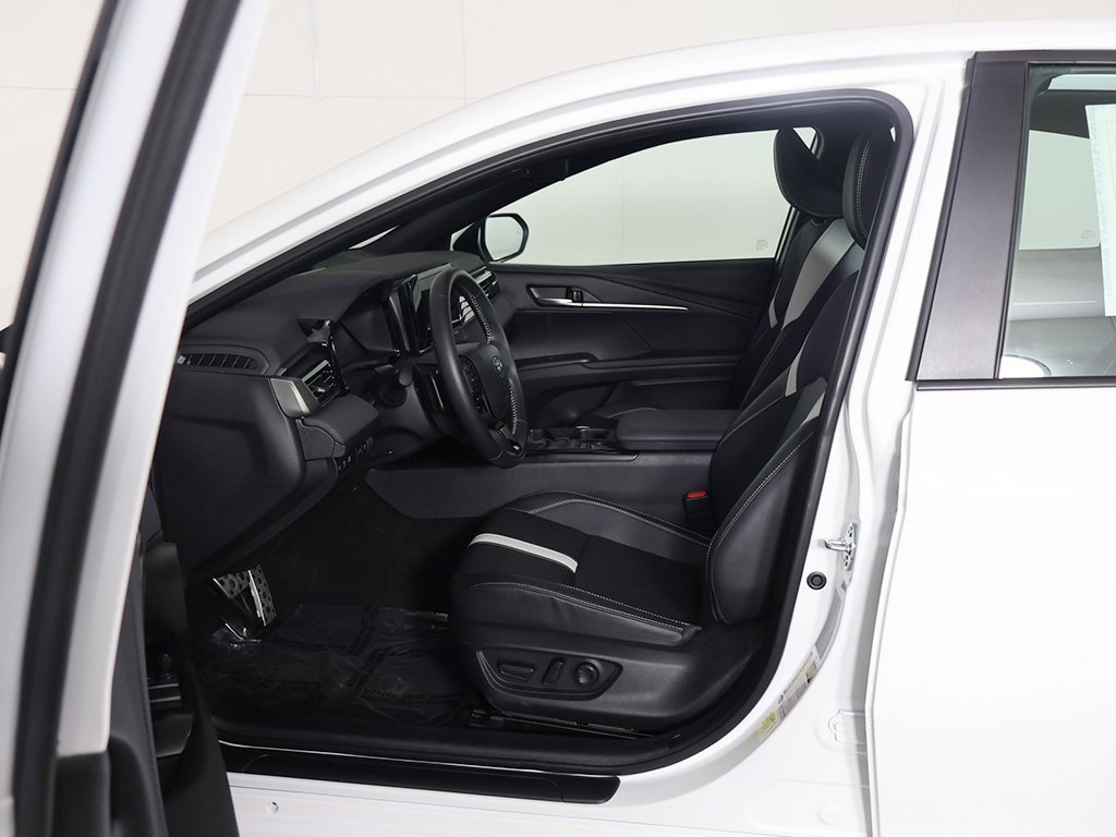 Used 2025 Toyota Camry SE image 25