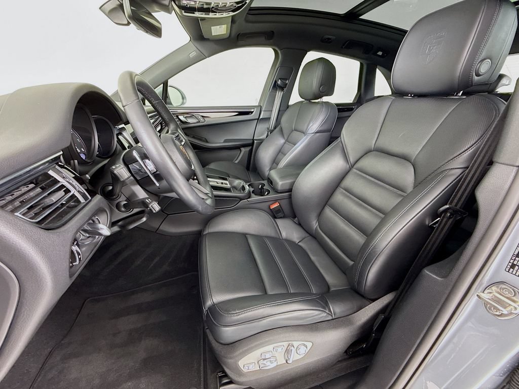 Certified 2025 Porsche Macan AWD/4WD image 5