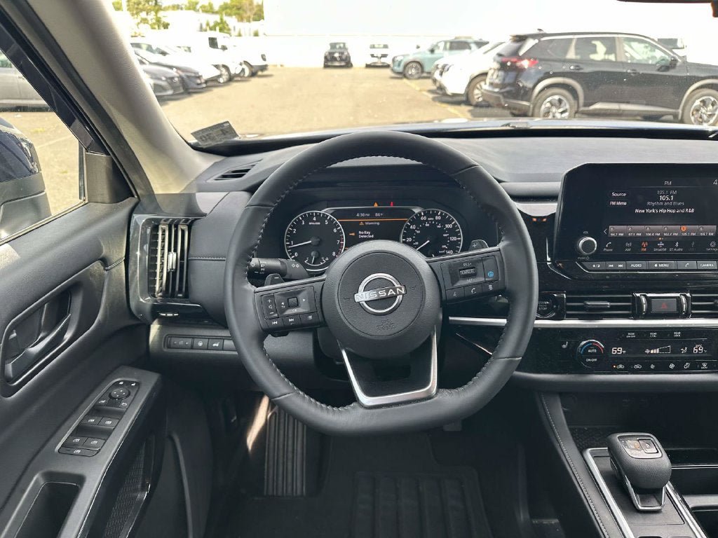 Used 2025 Nissan Pathfinder SV AWD/4WD image 11
