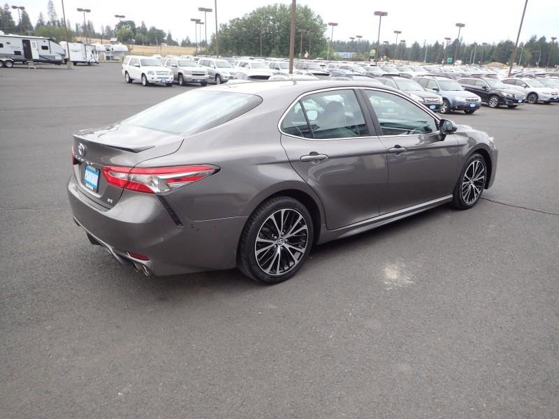 Used 2018 Toyota Camry SE w/ Moonroof Package FWD image 5