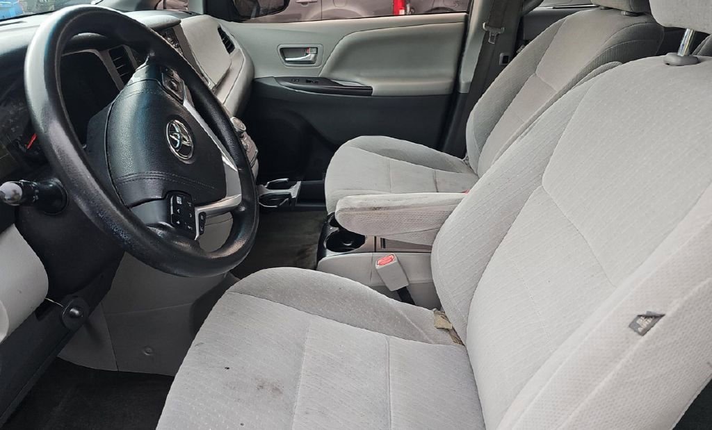 Used 2017 Toyota Sienna LE image 8