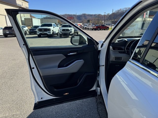 Used 2022 Toyota Highlander XLE image 12