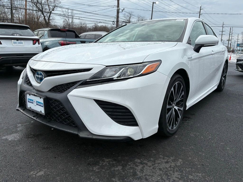 Used 2020 Toyota Camry SE w/ Sunroof Package image 3