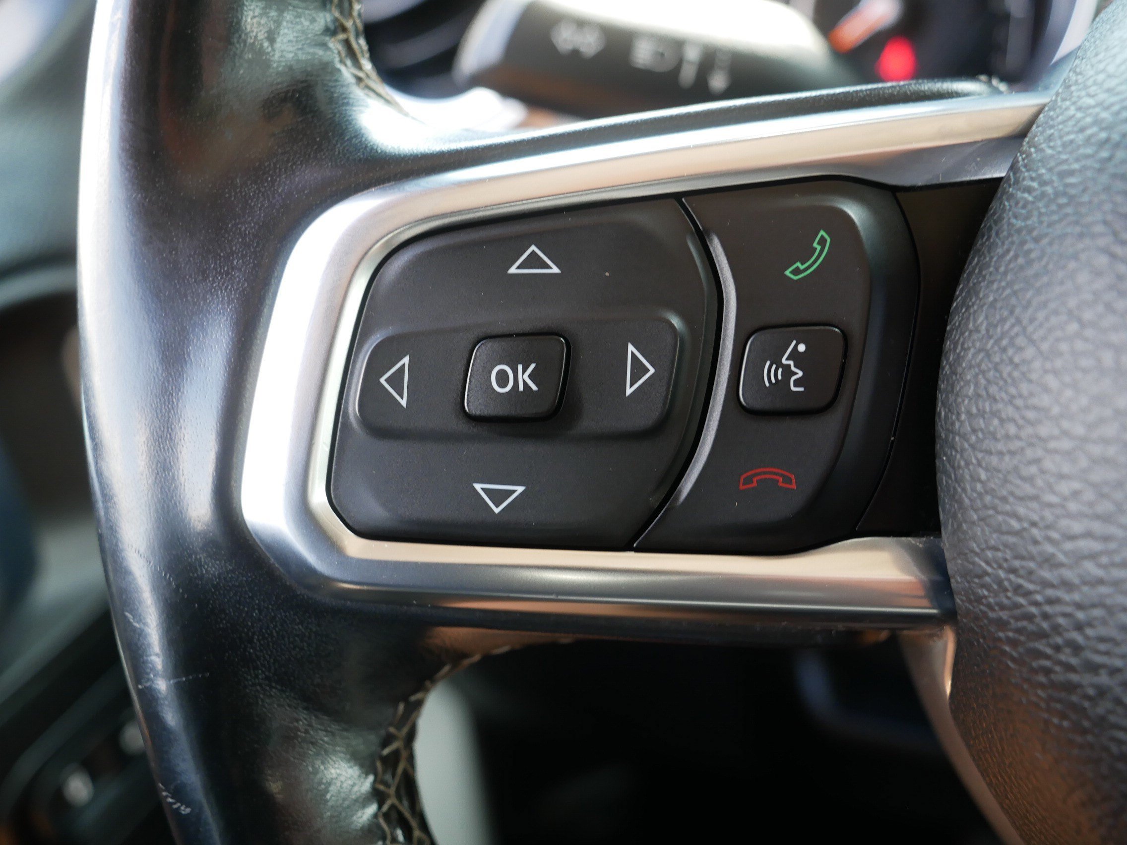 Used 2018 Jeep Wrangler Unlimited Sahara w/ Dual Top Group AWD/4WD image 28