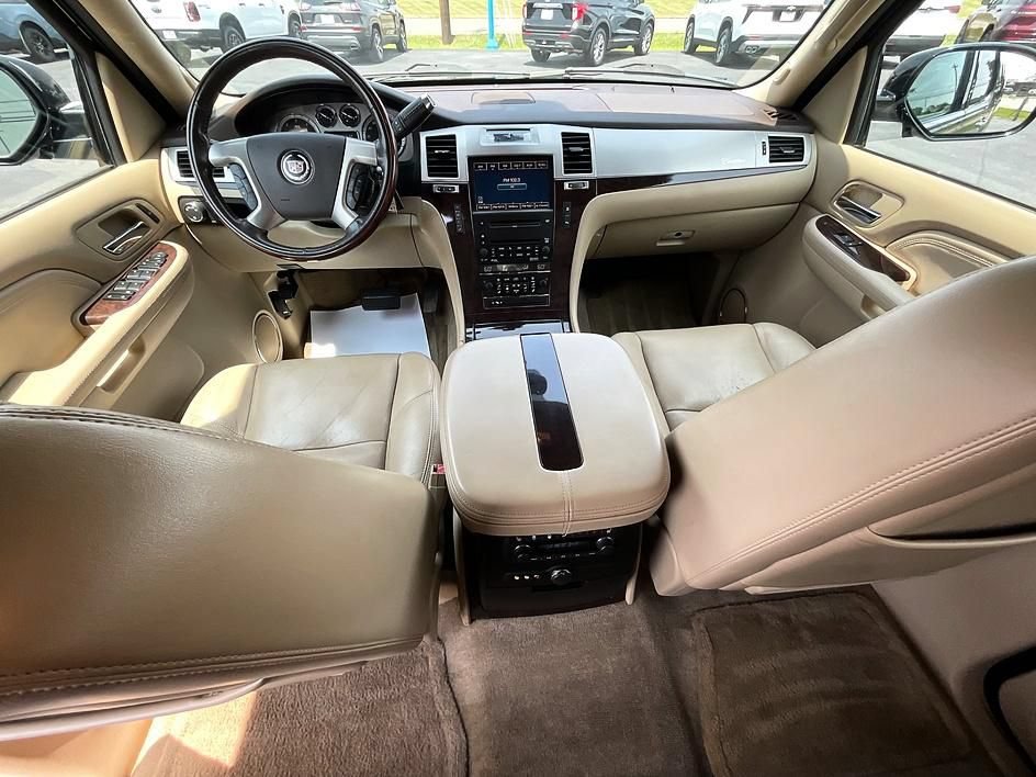 Used 2009 Cadillac Escalade AWD image 3