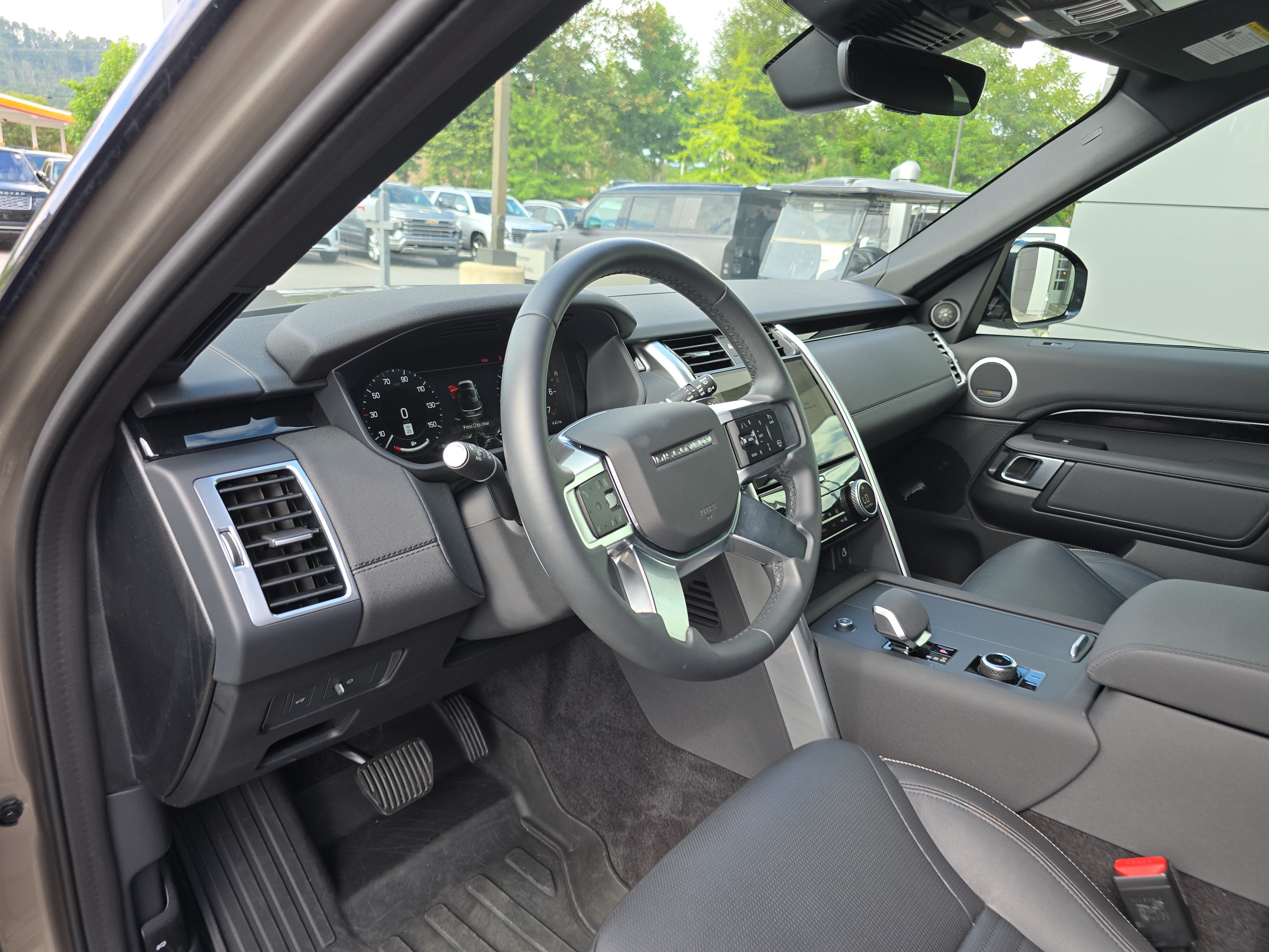 Certified 2025 Land Rover Discovery S AWD/4WD image 25