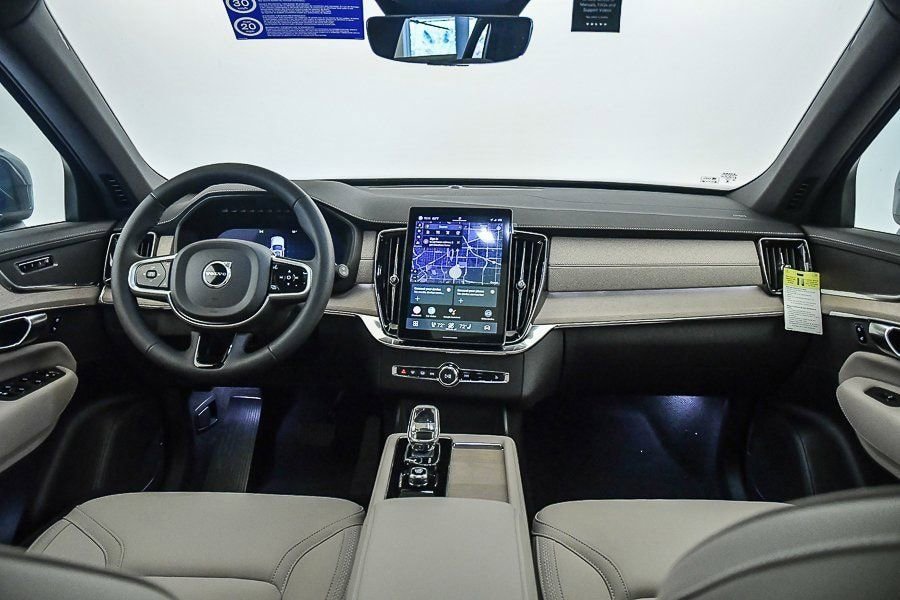 Used 2025 Volvo XC90 B5 Core w/ Protection Package Premier AWD/4WD image 3