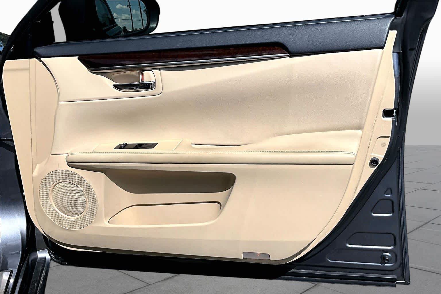 Used 2015 Lexus ES 350 w/ Premium Package FWD image 26