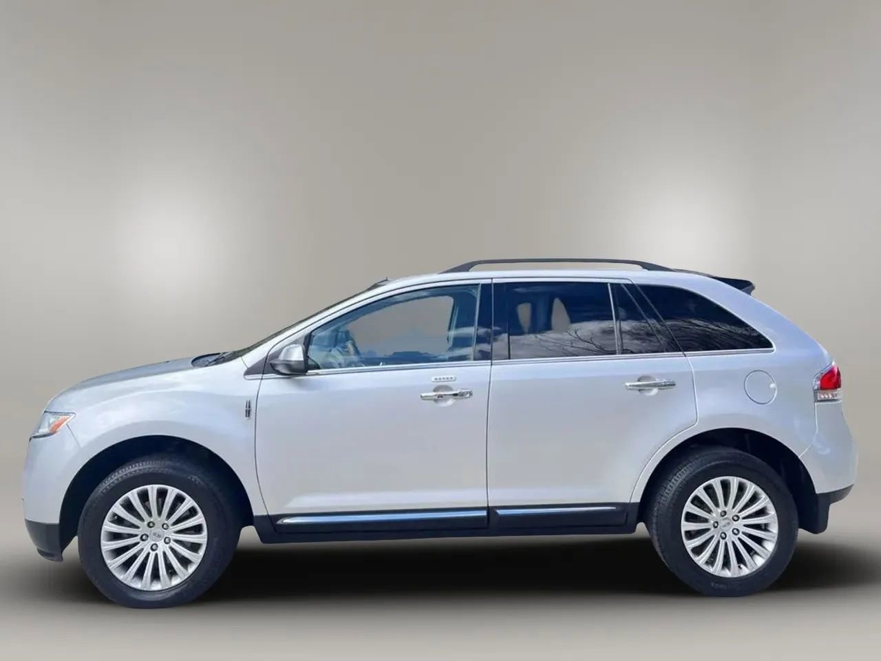 Used 2015 Lincoln MKX FWD w/ Walnut Swirl Wood Package image 5