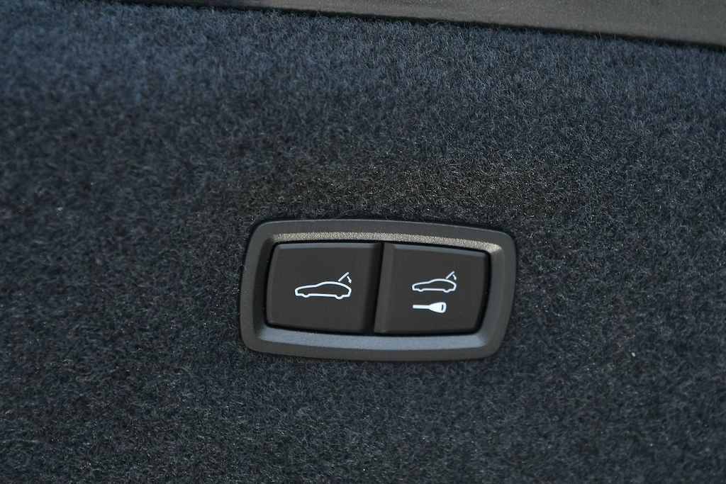 Used 2020 Porsche Taycan 4S AWD/4WD image 25