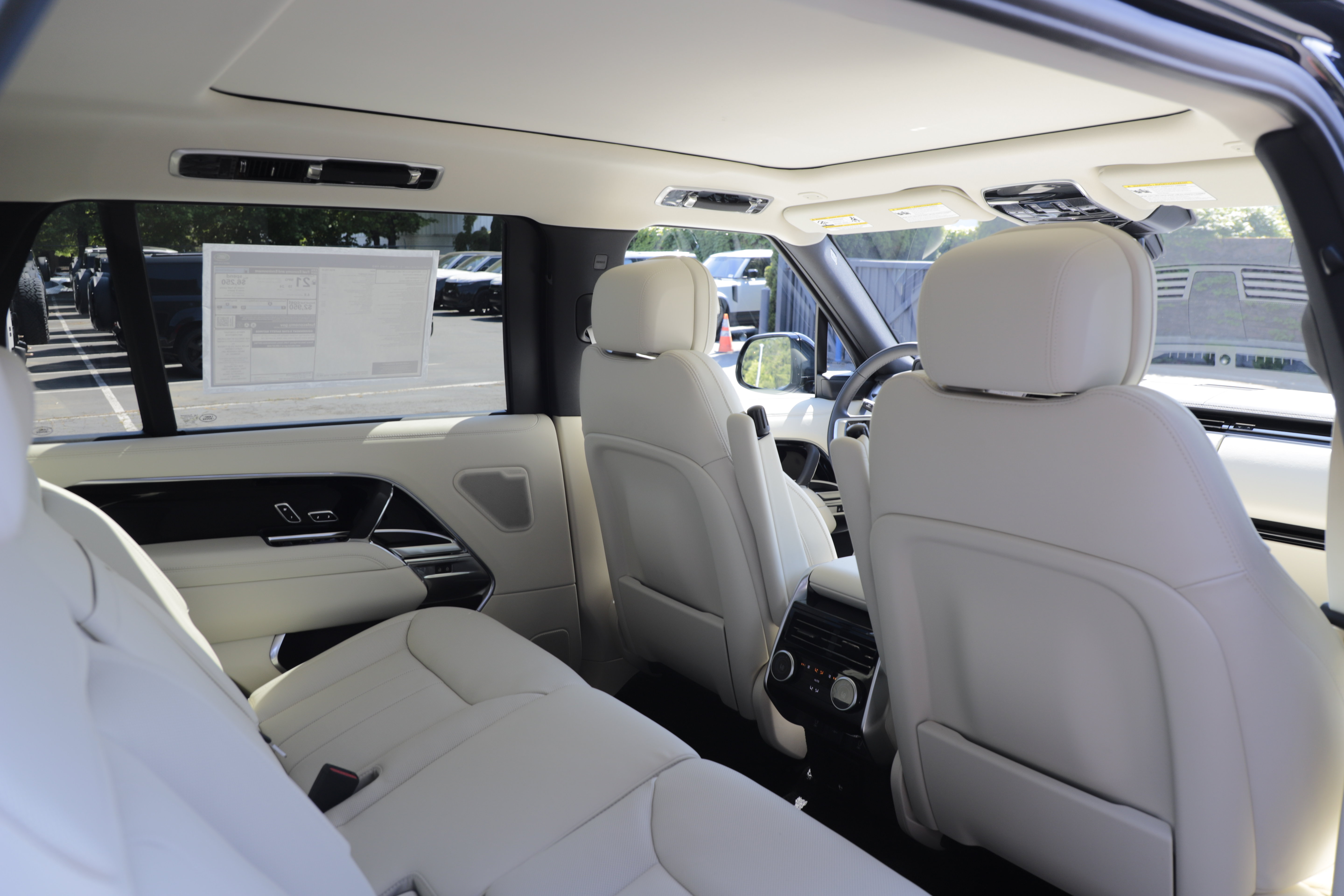 New 2026 Land Rover Range Rover Long Wheelbase SE AWD/4WD image 13