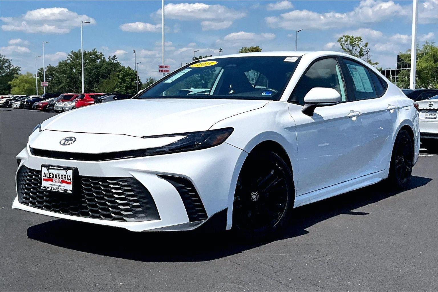 Used 2025 Toyota Camry SE w/ Convenience Package FWD image 1