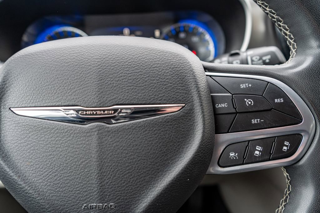 Used 2023 Chrysler Pacifica Touring-L image 36