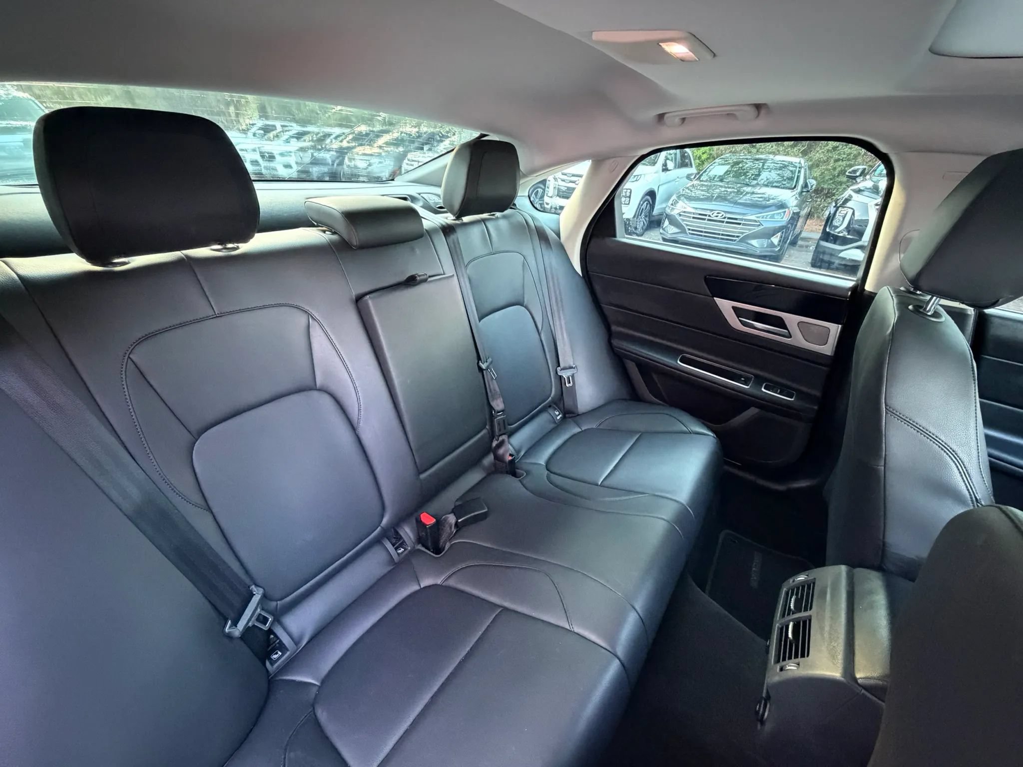 Used 2018 Jaguar XF AWD image 13