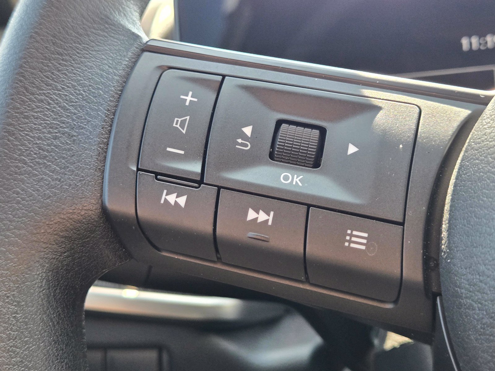 Used 2025 Nissan Kicks SV AWD/4WD image 26