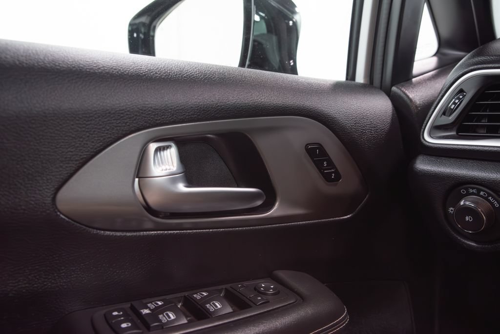 Used 2025 Chrysler Pacifica Select FWD image 34