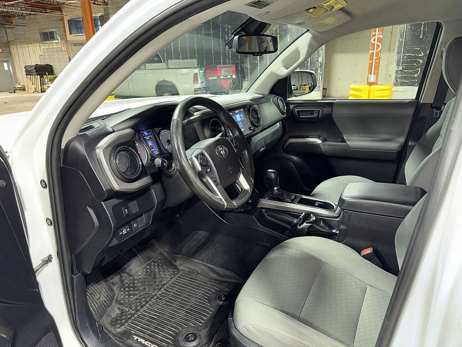 Used 2021 Toyota Tacoma SR5 AWD/4WD image 30