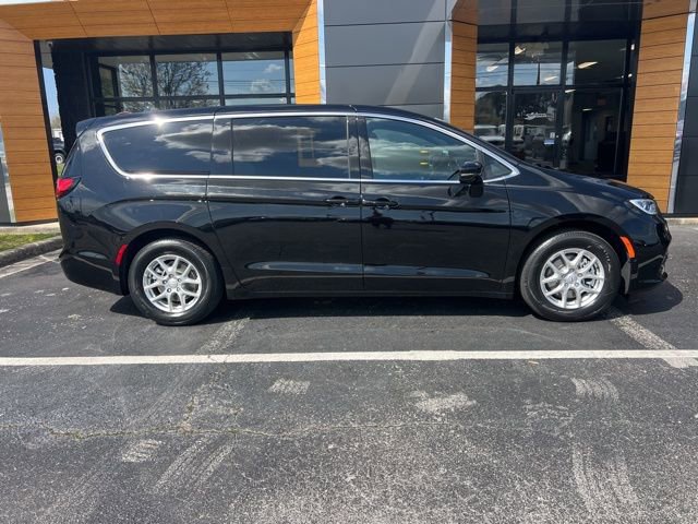 New 2026 Chrysler Pacifica Select image 2