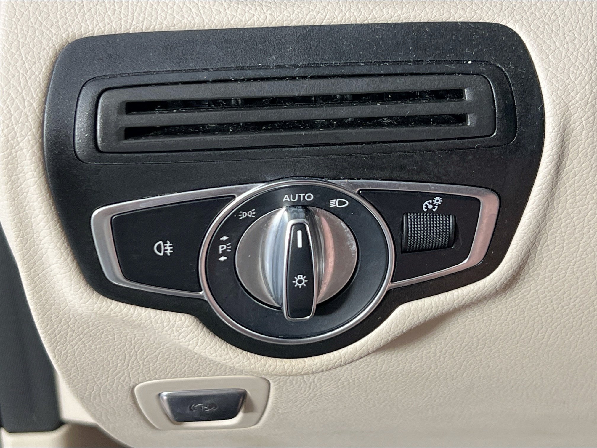 Used 2021 Mercedes-Benz GLC 300 4MATIC w/ Premium Package image 10