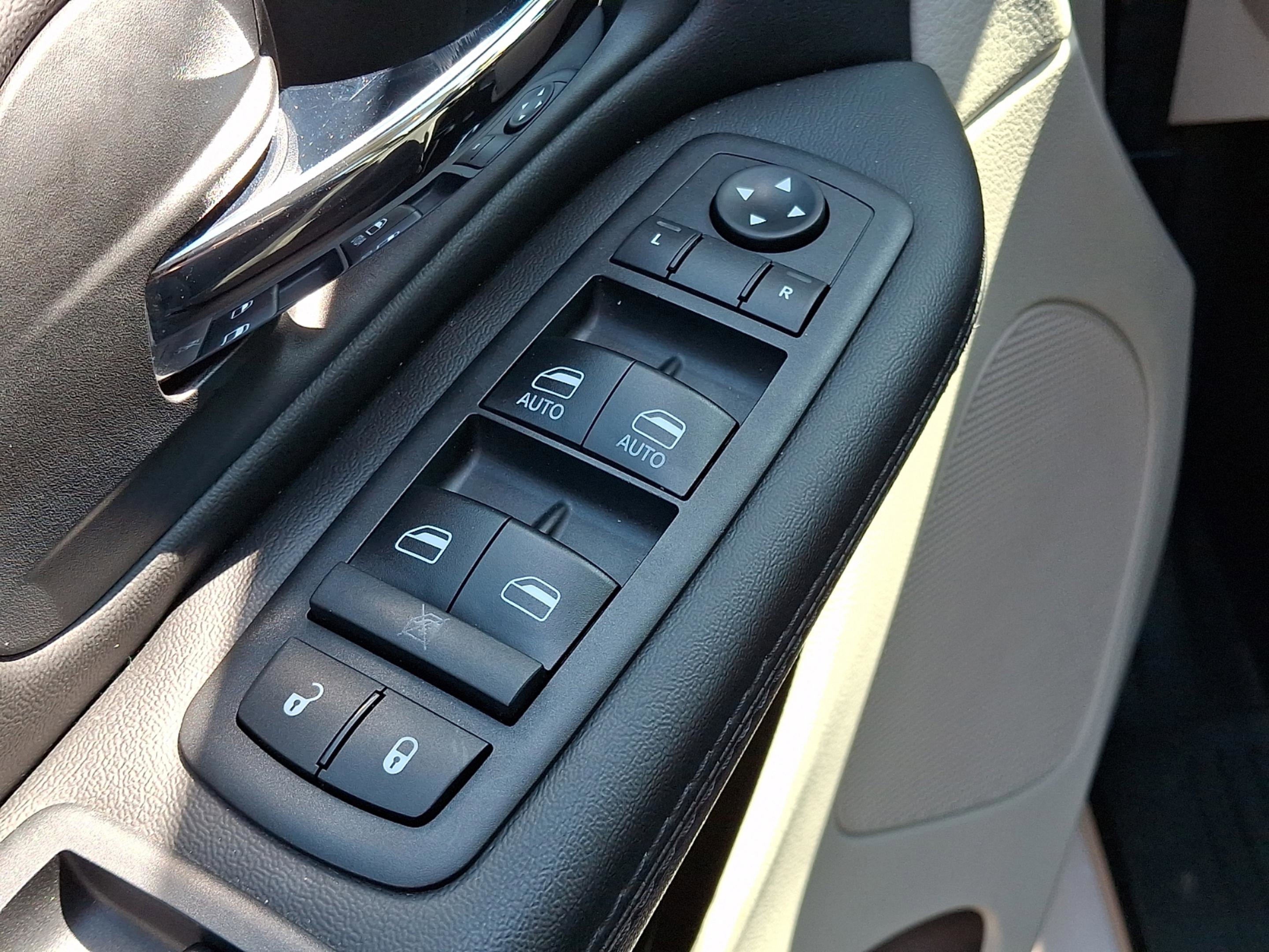 Certified 2018 Dodge Grand Caravan SE w/ UConnect Hands-Free Group image 25