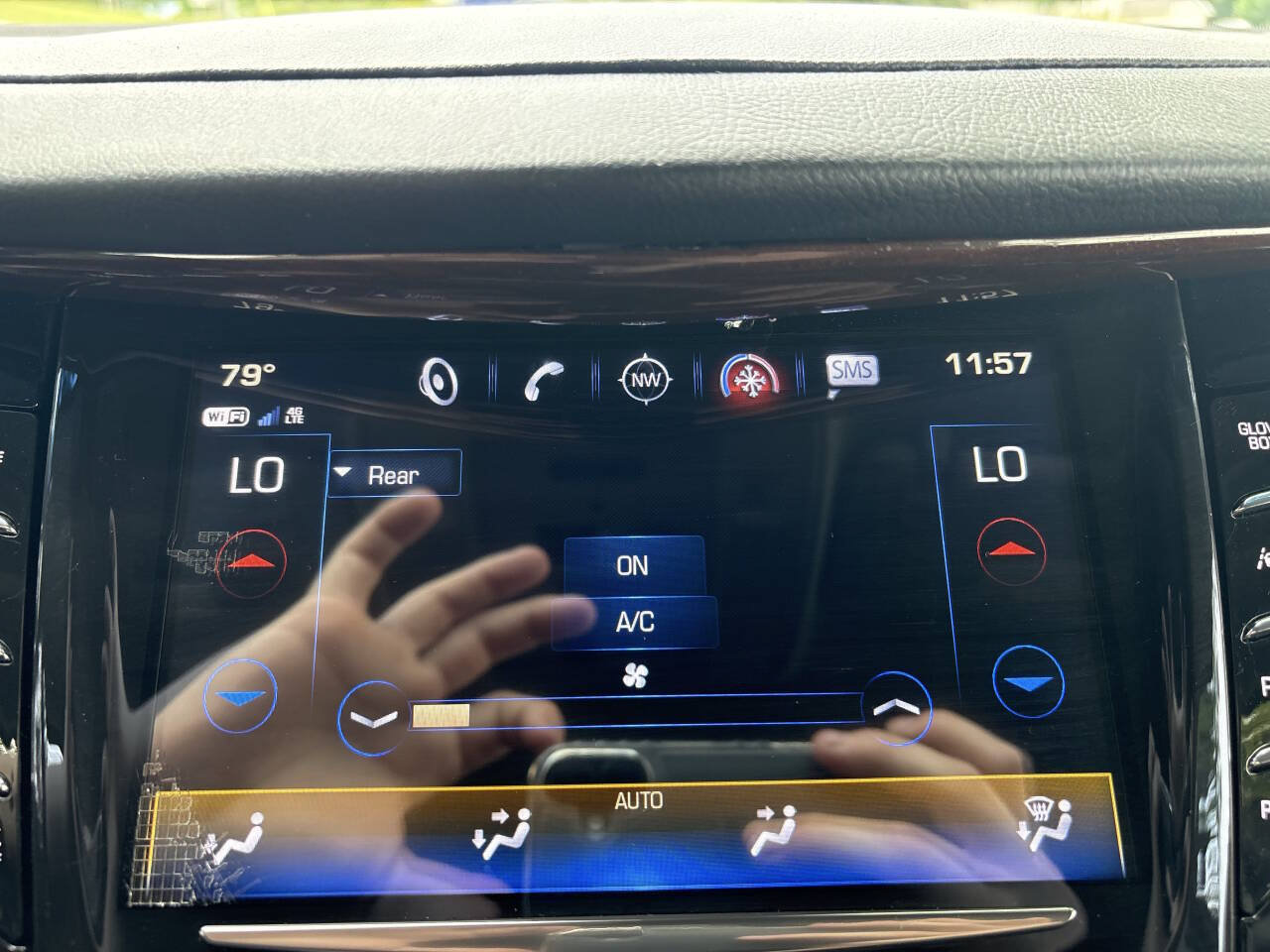Used 2020 Cadillac Escalade Premium Luxury AWD/4WD image 24