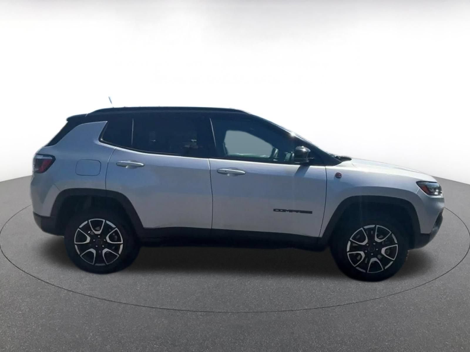 Used 2025 Jeep Compass Trailhawk AWD/4WD image 15