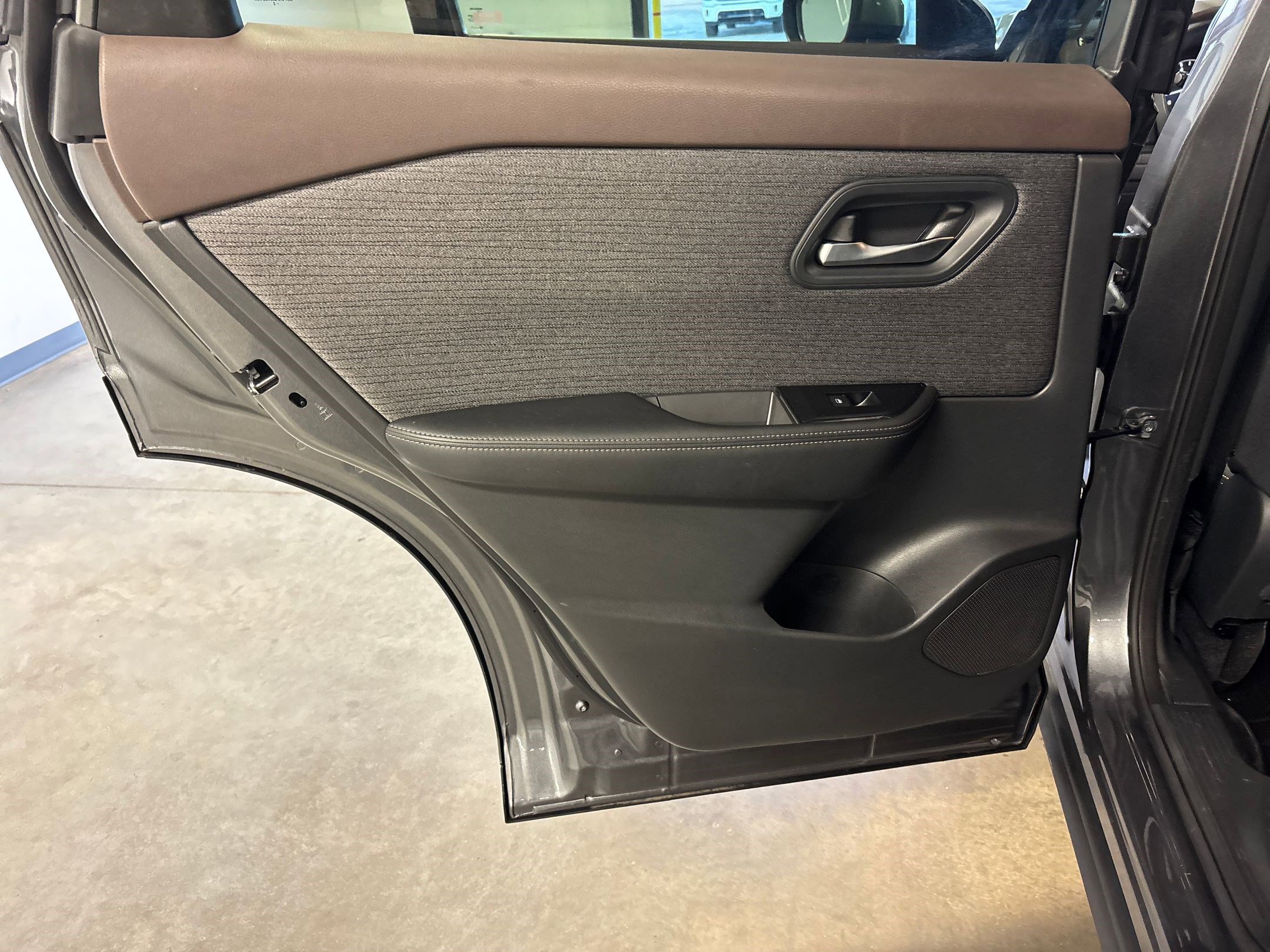 Used 2022 Nissan Rogue SV image 34