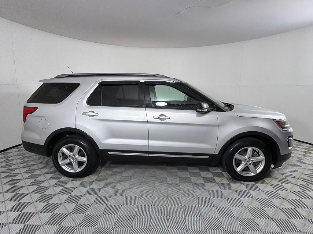 Used 2019 Ford Explorer XLT w/ Equipment Group 202A FWD image 4