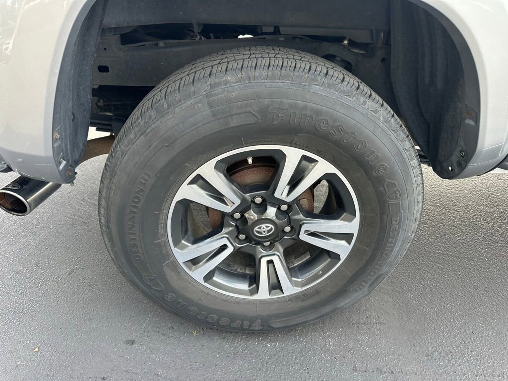 Used 2018 Toyota Tacoma TRD Sport w/ Technology Package image 4