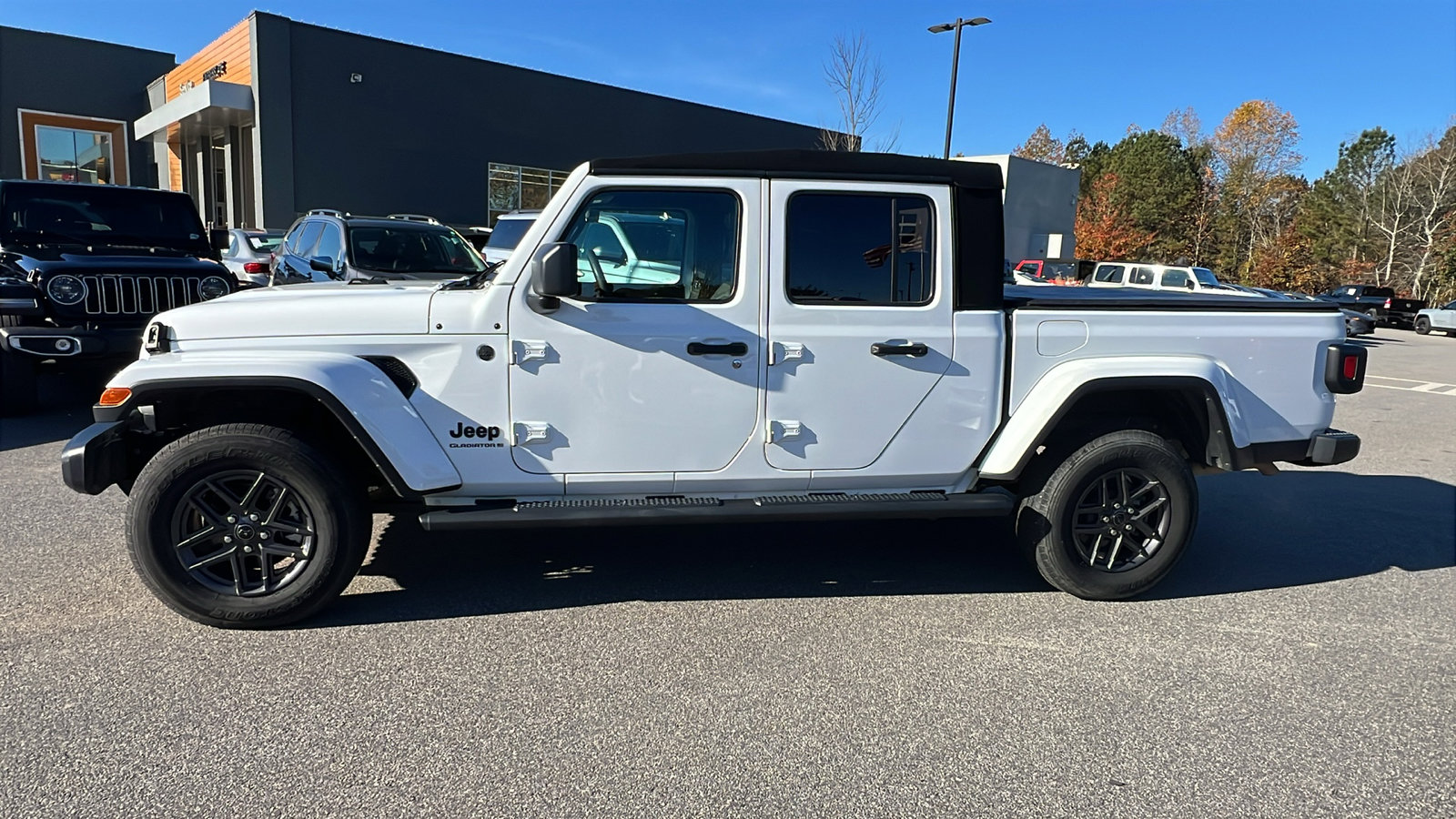 Used 2024 Jeep Gladiator Sport image 11
