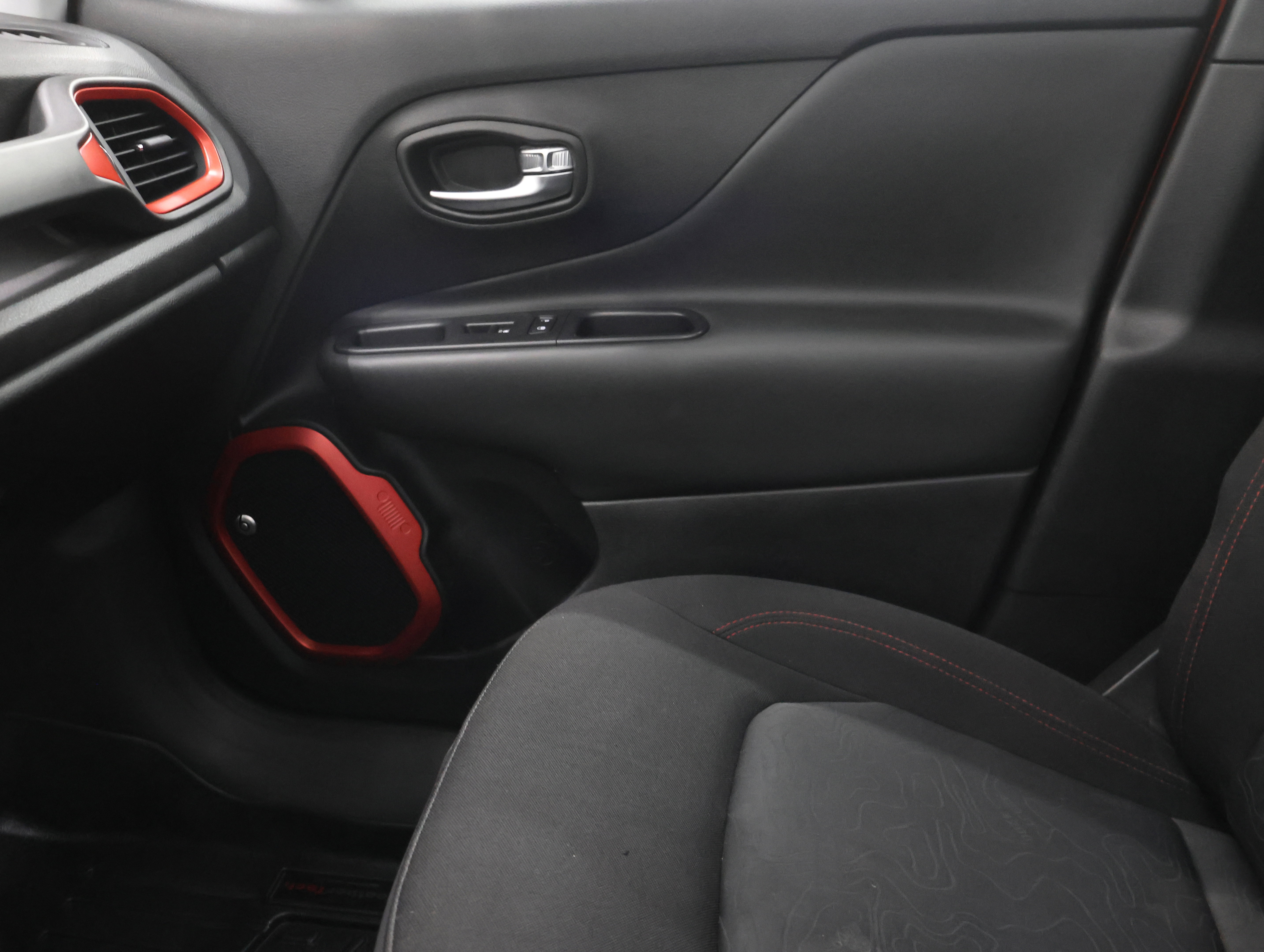 Used 2018 Jeep Renegade Trailhawk AWD/4WD image 13
