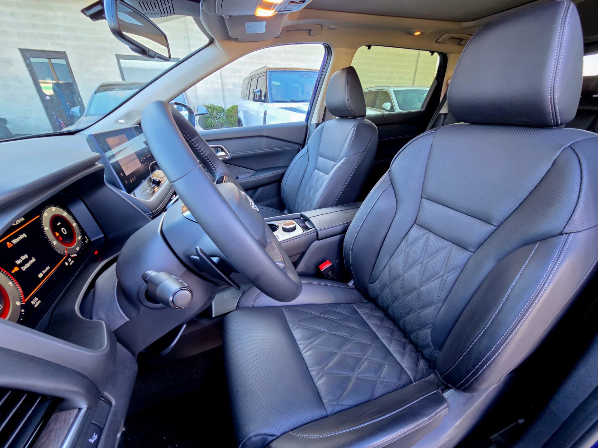 Used 2025 Nissan Rogue Platinum w/ Platinum Premium Package image 14