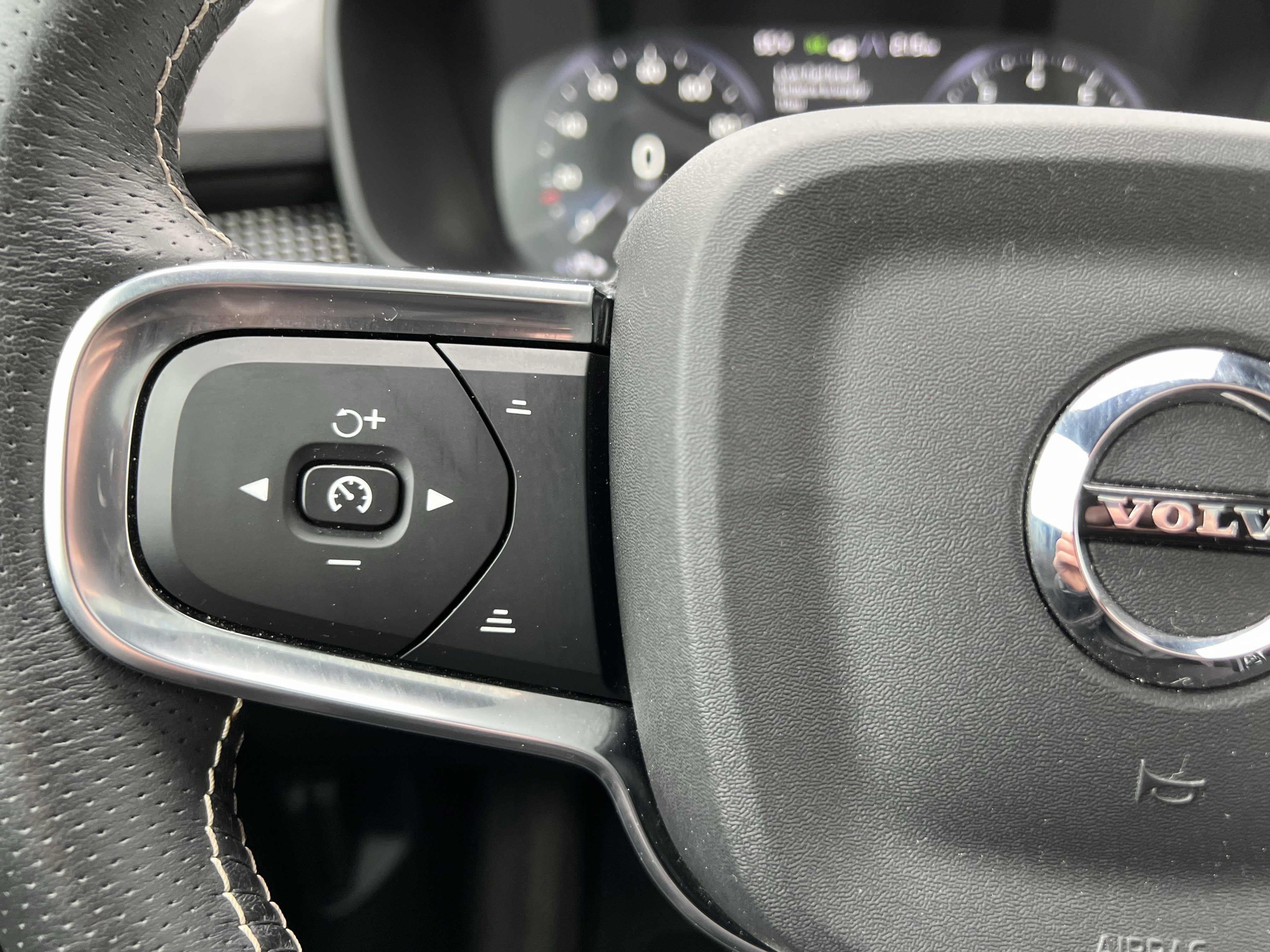 Used 2021 Volvo XC40 T5 R-Design w/ Advanced Package image 19