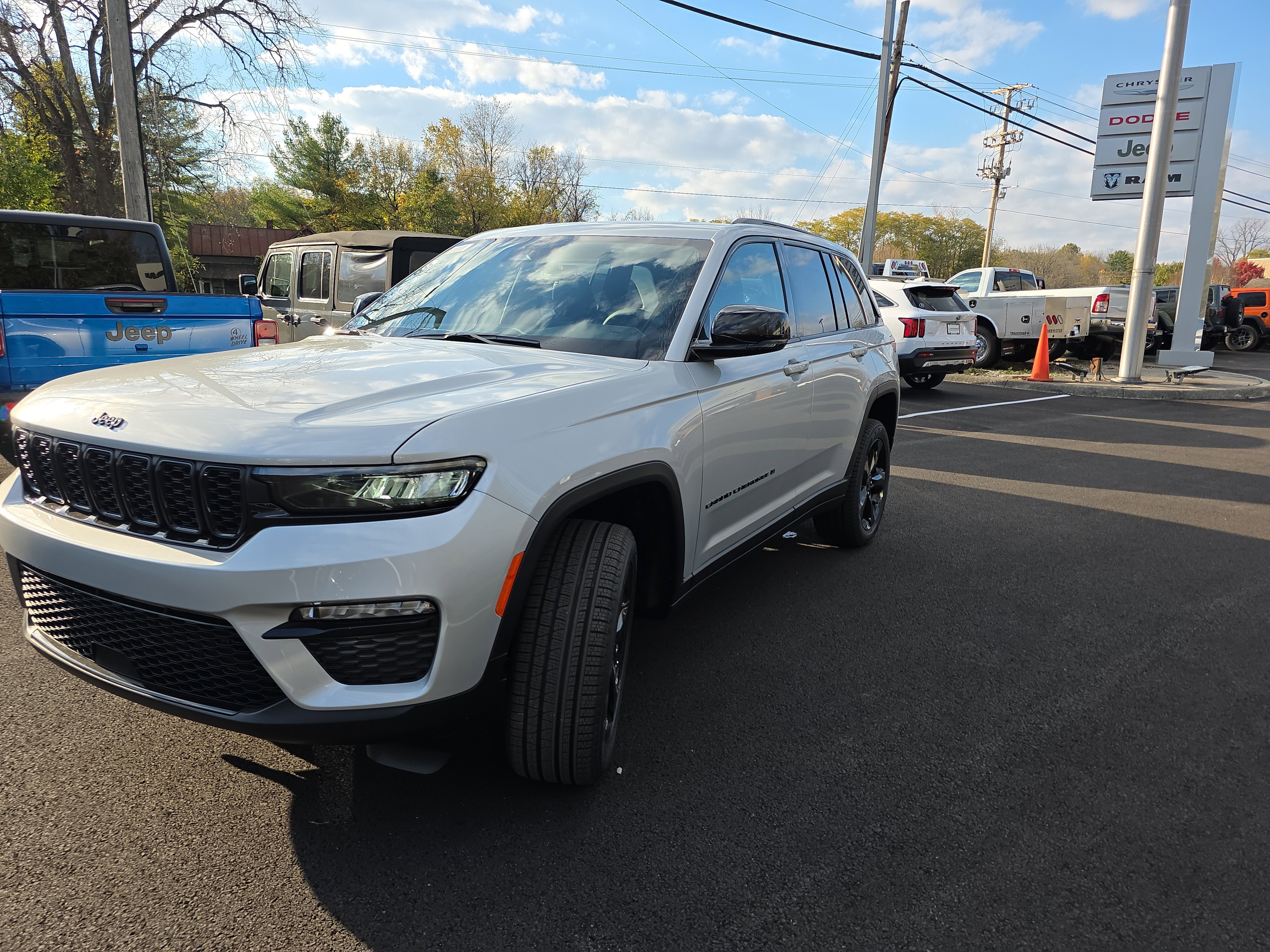 New 2025 Jeep Grand Cherokee Limited w/ Black Appearance Package image 17