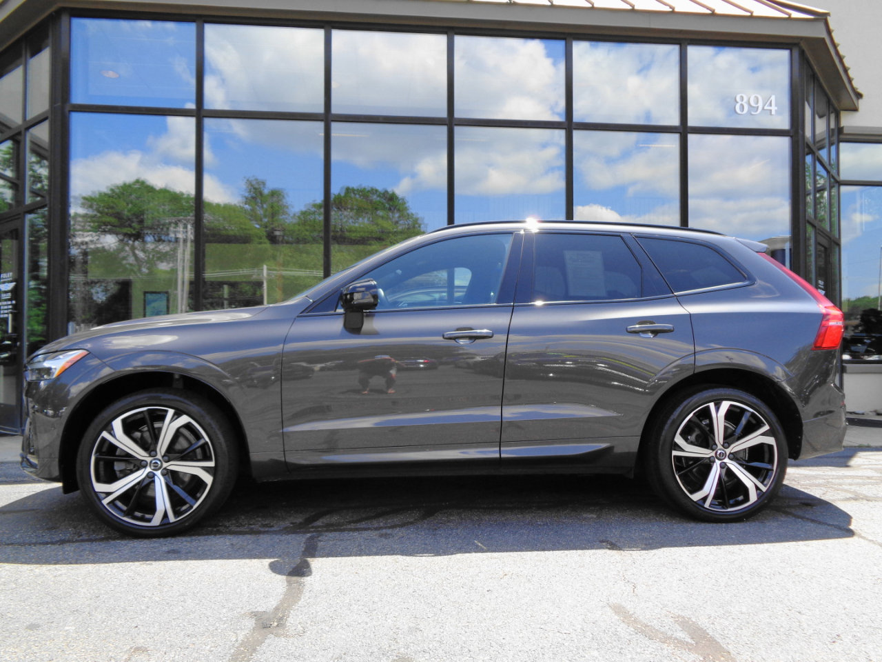 Used 2022 Volvo XC60 B6 R-Design image 8