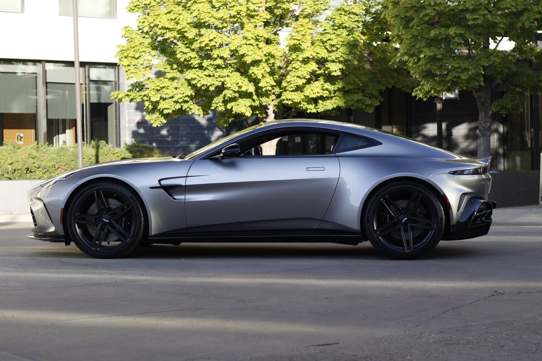 Used 2025 Aston Martin V8 Vantage Coupe RWD image 9